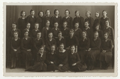 Viljandi Tütarlaste Erakaubanduskeskkooli õpilased Ellen Hansen, Marta Kaisfeld, Juta Rossen, Salme Maling, Hilda Mägi, Maimu Sild, Amanda Jürisson, Helmi Ringsmann, Marie Aru, Soja Paulsen, Linda Ruubel, Koidula Mägi, Elli Sammul, Selma Kost, Leida Saabas, Anna Ilusmets, Leida Saabas, Aino Mõrd, Selma Detlov, Alma Sitska, Hilda Kaldasaun, Linda Vares, Hilda Laur, Maimu Muri, Leida Jüris, Laine Järv, Juta Raekson, Hilja Ihles, Liidia Varik, Linda Männik, Maimu Sild, Elga Lind, Leida Rüütel, õpetaja prl Ohtla  duplicate photo