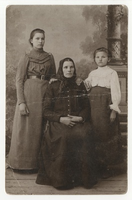 Salme Malingu ema Anna Univer (vasakul), vanaema Maret Univer (keskel), tädi Maria Univer  duplicate photo