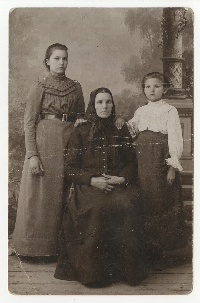 Salme Malingu ema Anna Univer (vasakul), vanaema Maret Univer (keskel), tädi Maria Univer