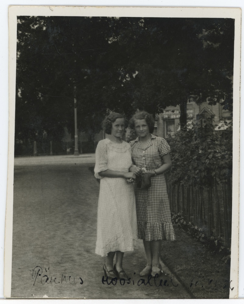 Vasakul Salme Ümarik (Maimre), Magda Kivirist (Sang)