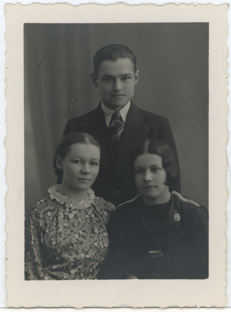 Grupifoto, kaks tütarlast ja noormees