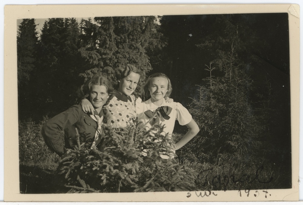 Kolm tütarlast metsasel maastikul, keskel Salme Maling (Maimre)