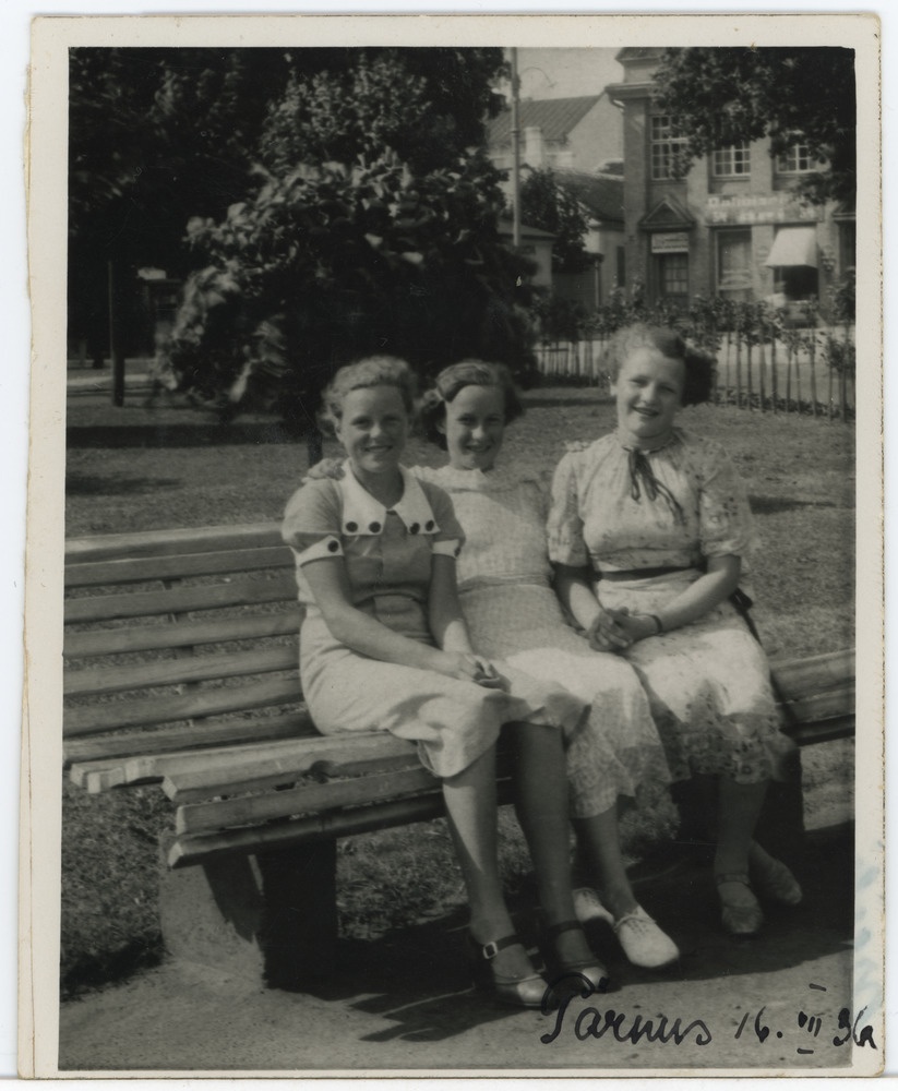 Kolm noort naist Pärnus, vasakult Magda Kivirist (Sang) ja  Salme Maling (Maimre)