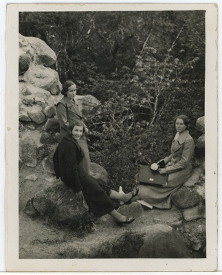 Kolm noort naist Viljandi lossimägedes, taga seisab Salme Malin (Maimre)  duplicate photo