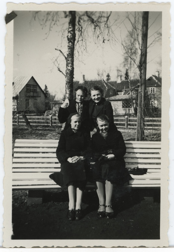 Neli noort naist sh Magda Kivirist (Sang), Pärnus