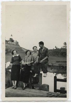 Neli noort Karksi-Nuia ordulinnuse varemetes, vasakult teine Salme Maling (Maimre)  duplicate photo