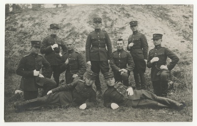 Grupp kaitseväelasi  duplicate photo