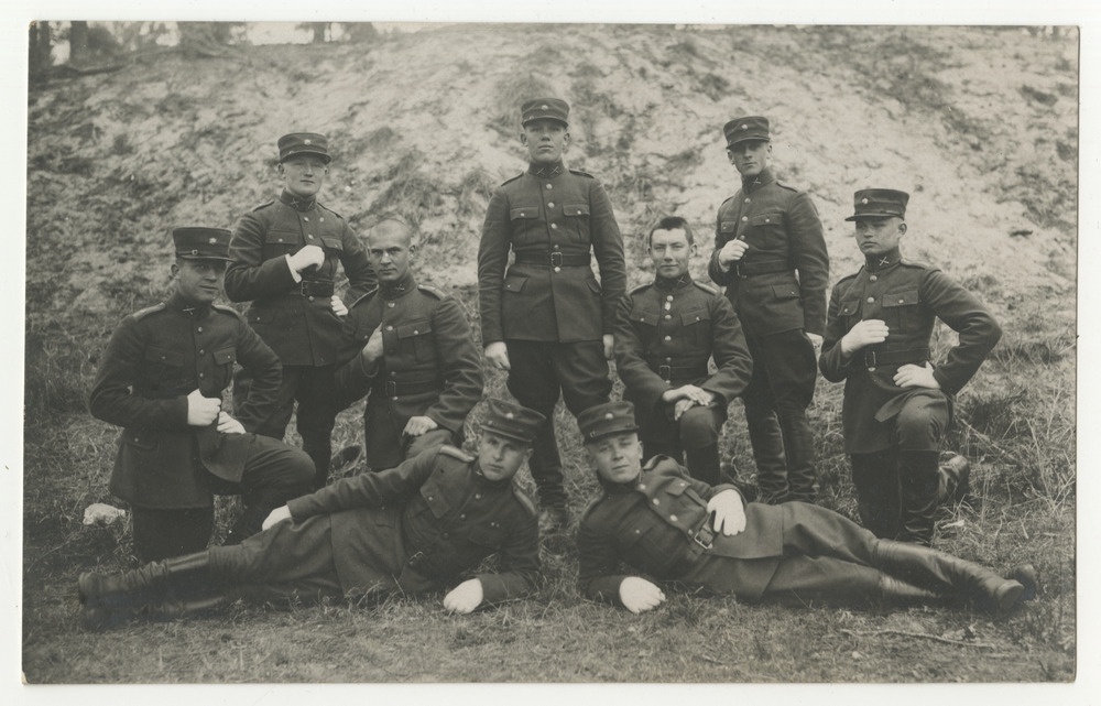 Grupp kaitseväelasi