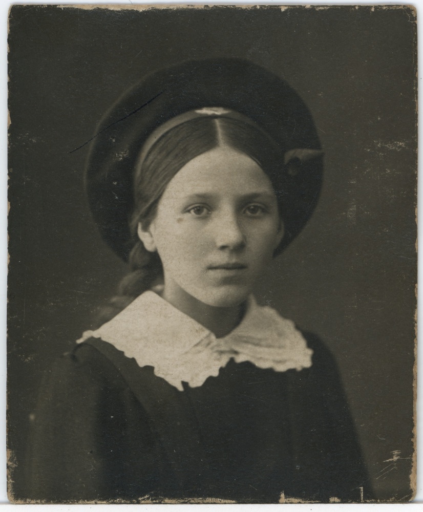 Ella-Johanna August, portreefoto