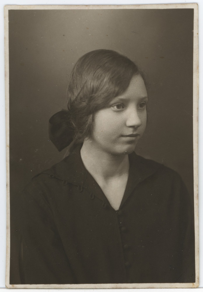 Ella-Johanna August, portreefoto