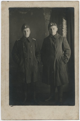 Oskar Augla koos kaaslasega sõdurimundris  duplicate photo