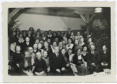 Seltskond kuuskedega kaunistatud ruumis  duplicate photo