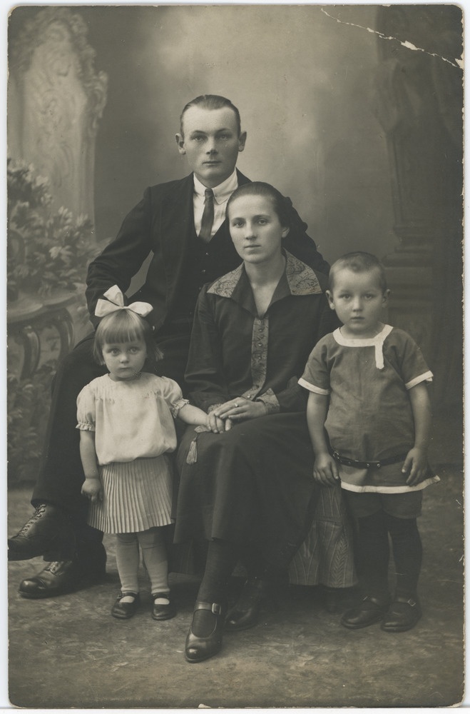 Oskar ja Erna Johanna Augla oma laste Eha ja Raimondiga