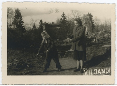 Oletatavalt Eha ja Mare Rump Viljandis õuetöid tegemas  duplicate photo
