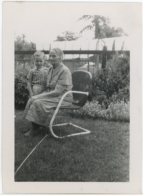 Julie Kuusk koos Arnega Detroitis hoovis istumas  duplicate photo