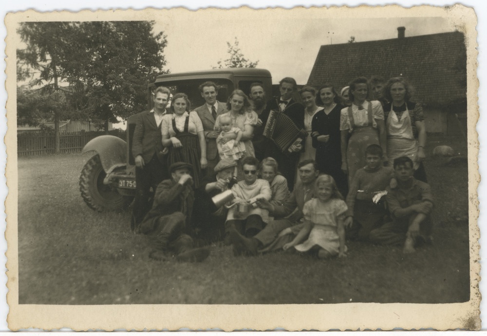 Seltskond auto juures taluhoovil