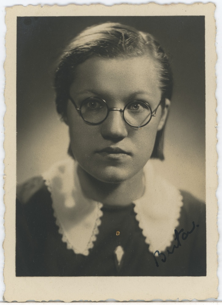 Tartu ühis-kaubanduskooli abiturient Berta Hints, portreefoto