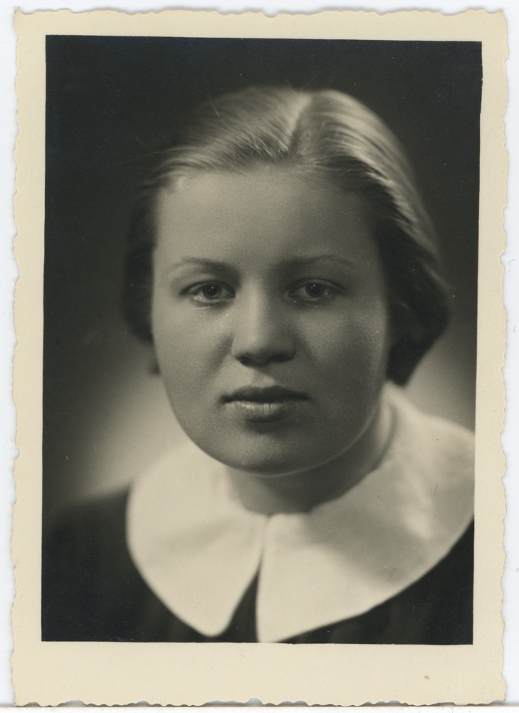 Lucia-Valeria Mirt´i kooliõde Liia, portreefoto