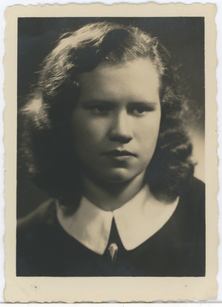 Tartu ühiskaubanduskooli abiturient Aino, portreefoto