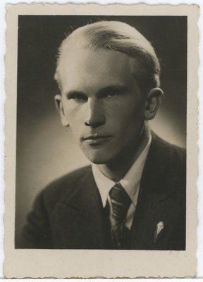 Tundlamtu Tartu ühiskaubanduskooli abiturient, portreefoto  duplicate photo