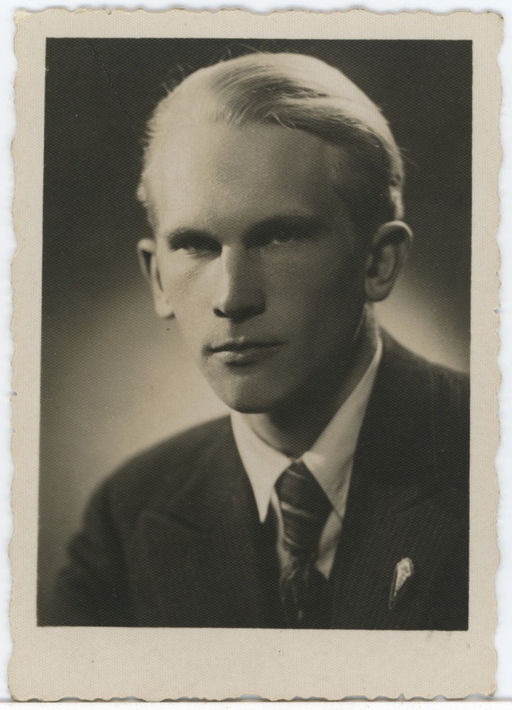 Tundlamtu Tartu ühiskaubanduskooli abiturient, portreefoto