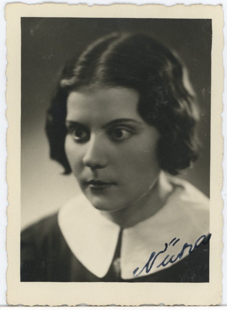 Tartu ühiskaubanduskooli abiturient Niina Viirpalu, portreefoto