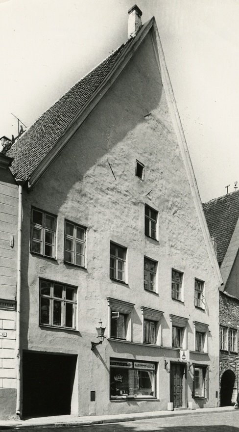 Elamu vanalinnas, fassaadivaade. Ü/e arh Erwin Bernhard, ü/e Konstantin Wilcken