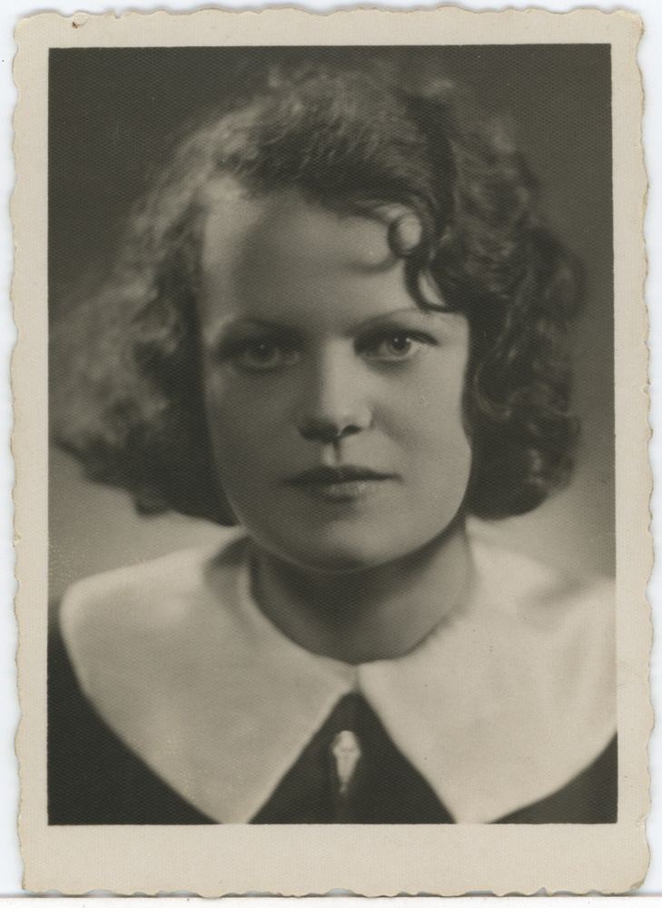 Tartu Ühis-kommertsgümnaasiumi abiturient, portreefoto