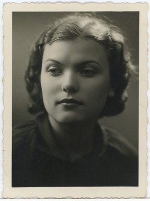 Tartu Ühis-kommertsgümnaasiumi abiturient Aino-Renate Kanep(?), portreefoto  duplicate photo