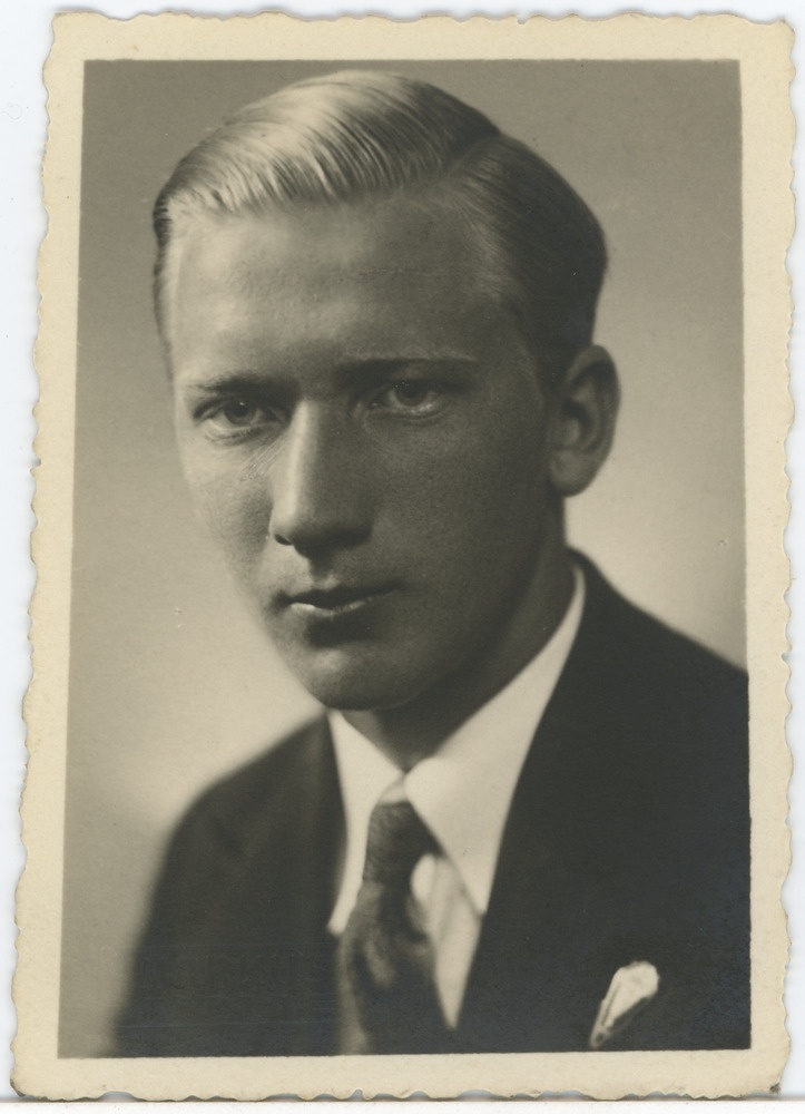 Tartu Ühis-kommertsgümnaasiumi abiturient, portreefoto