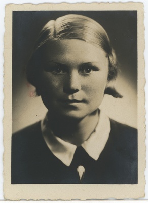 Tartu Ühis-kommertsgümnaasiumi abiturient, portreefoto  duplicate photo