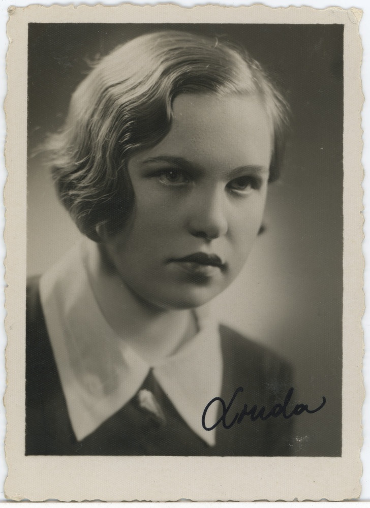 Tartu Ühis-kommertsgümnaasiumi abiturient Linda Jaagund, portreefoto