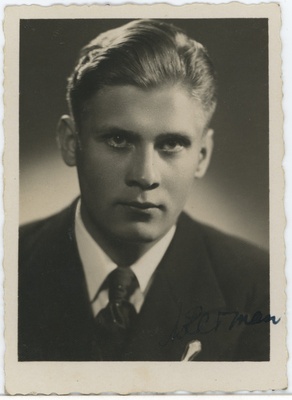 Tartu Ühis-kommertsgümnaasiumi abiturient Arnold Reiman, portreefoto  duplicate photo