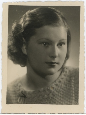 Tartu Ühis-kommertsgümnaasiumi abiturient, portreefoto  duplicate photo