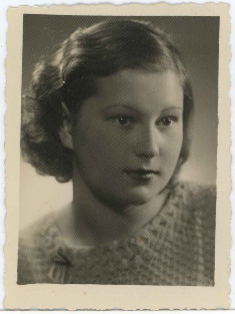 Tartu Ühis-kommertsgümnaasiumi abiturient, portreefoto