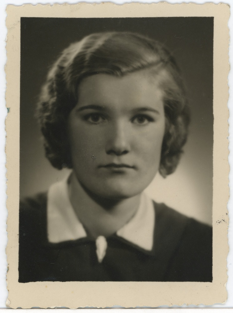 Tartu Ühis-kommertsgümnaasiumi abiturient Maimu, portreefoto