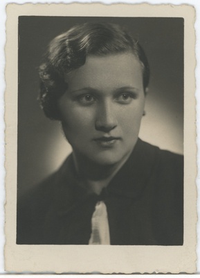 Tartu Ühis-kommertsgümnaasiumi abiturient, portreefoto  duplicate photo