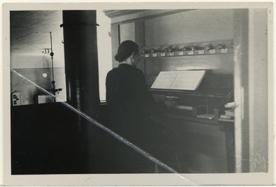 Köster-organist Marie Käär Vändra kirikus orelit mängimas  duplicate photo