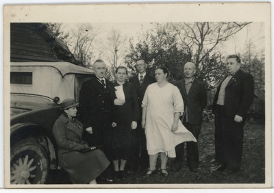 Köster Joosep Mürgi lapsed ja sugulased auto kõrval seismas  duplicate photo