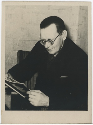 Arthur Mürk (?) pilte vaatamas, portreefoto  duplicate photo