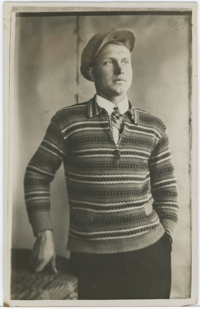 Triibulises kampsunis noormees August Muulmann Maasiksaare talust