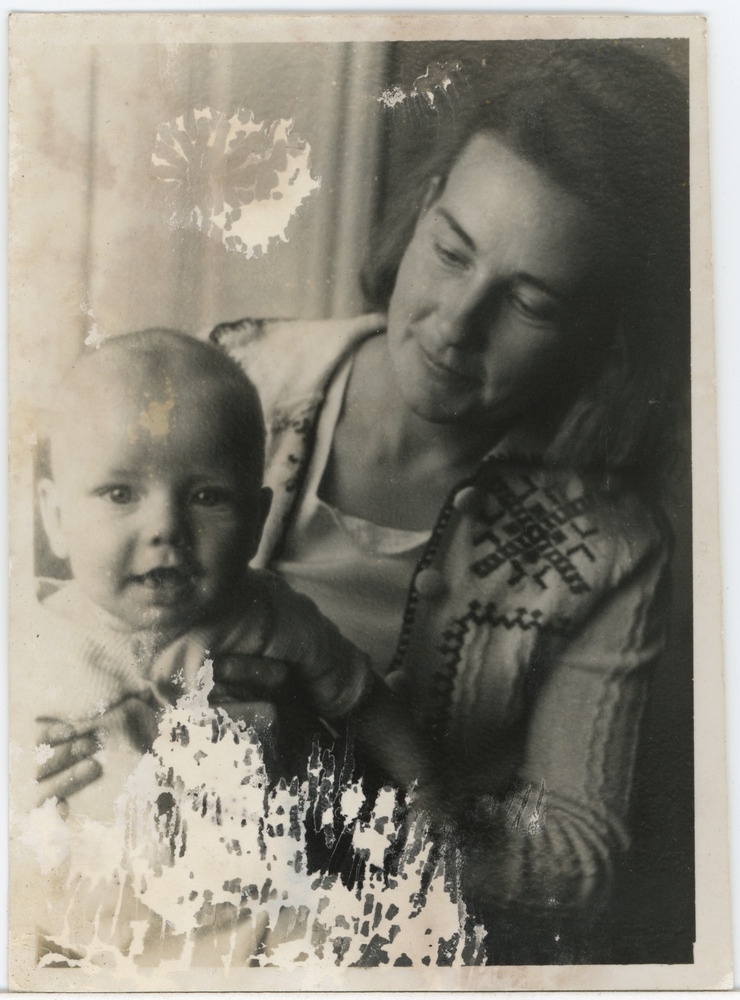 Paul-Eerik Rummo oma ema süles