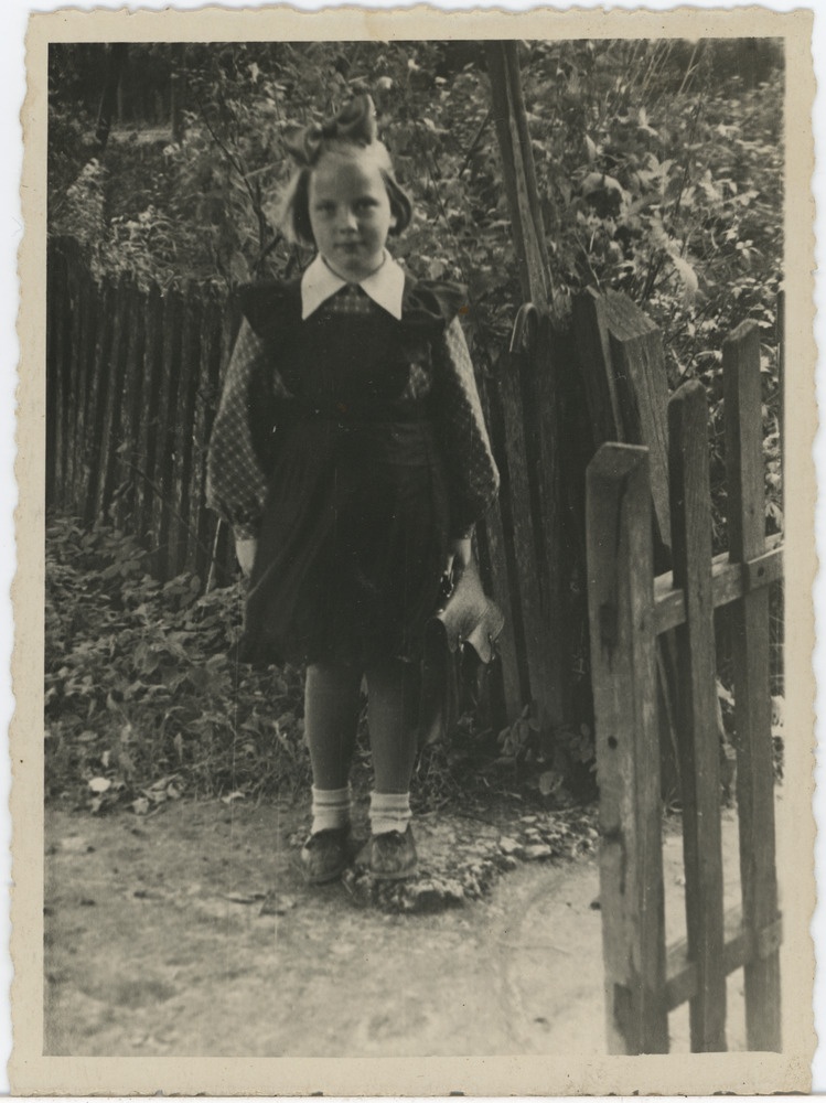 Siiri Mürk esimesel koolipäeval koolivormis ja portfelliga