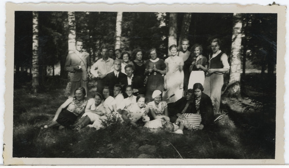 Tartu Ühis-kommertsgümnaasiumi õpilased õpetajaga väljasõidul metsatukas