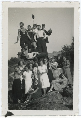 Tartu Ühis-kommertsgümnaasiumi noored väljasõidul poseerimas jalgpalliga. Grupifoto  duplicate photo