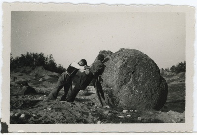 Tartu Ühis-kommertsgümnaasiumi noormehed rändrahnu "tõukamas"  duplicate photo