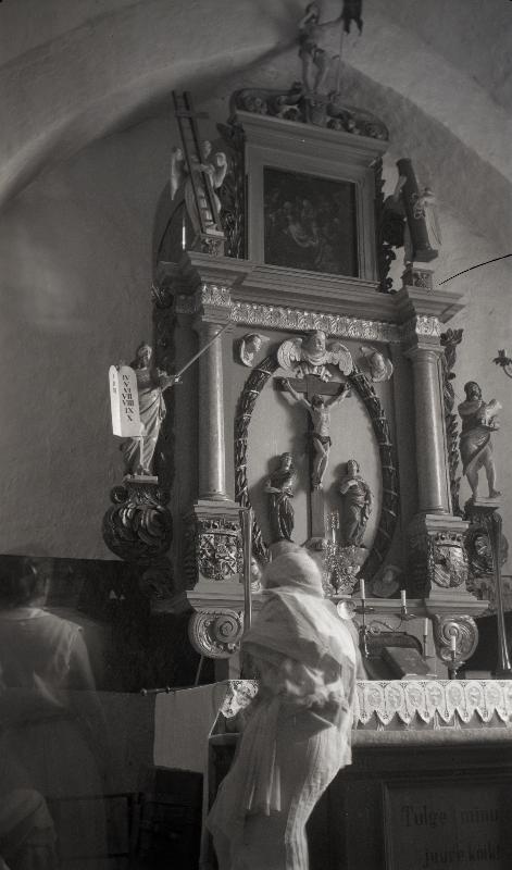 Vormsi kiriku altar.