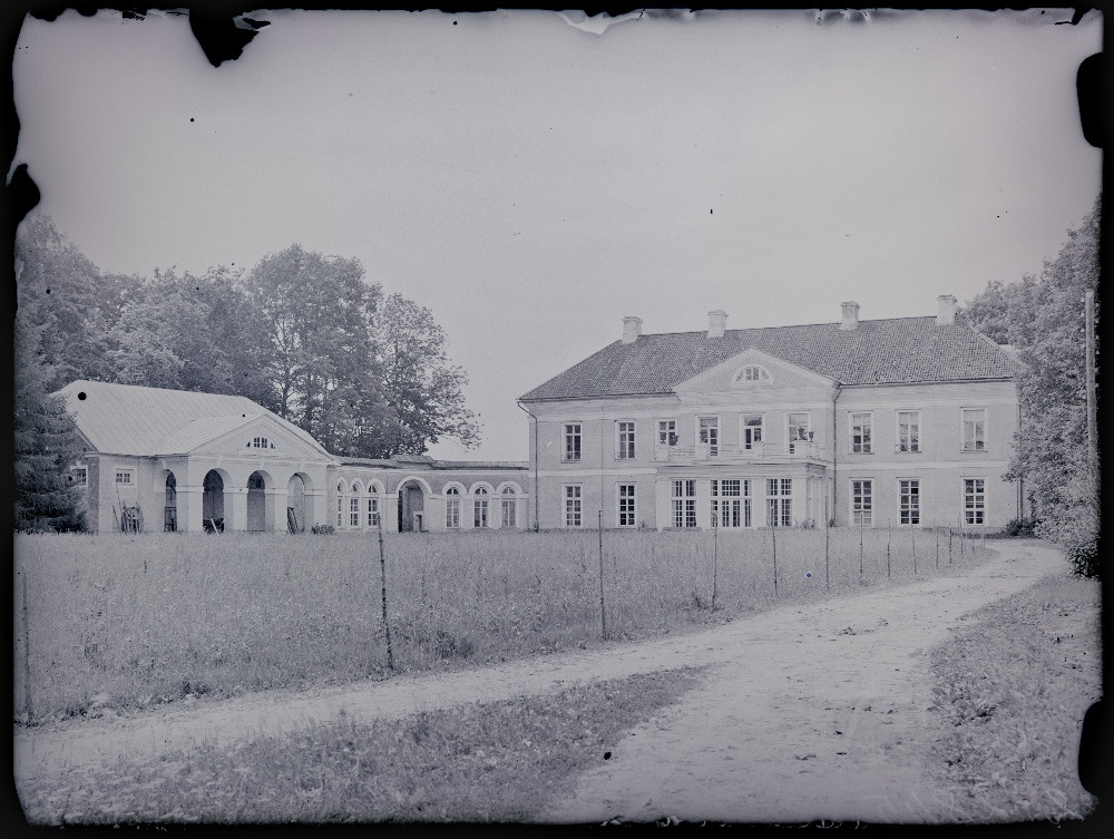 Muinsuskaitse all olev Rutikvere mõisa 1798. Ehitatud härrastemaja.