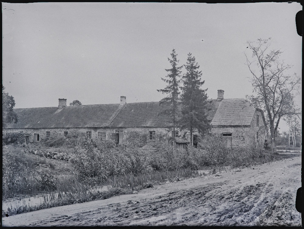 Rutikvere mõisa endine raudkividest ehitatud mõisatööliste maja koos eluruumide ja loomalautadega.