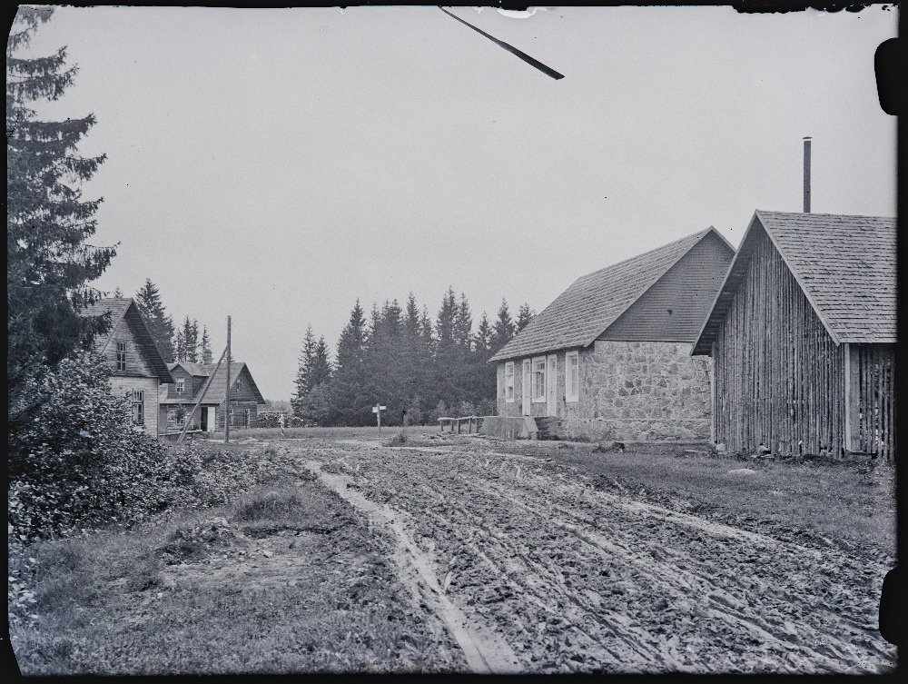 Päinurme piimaühingu koorejaam (vasakul) ja Rutikvere piimaühing  Rutikvere alevikus.